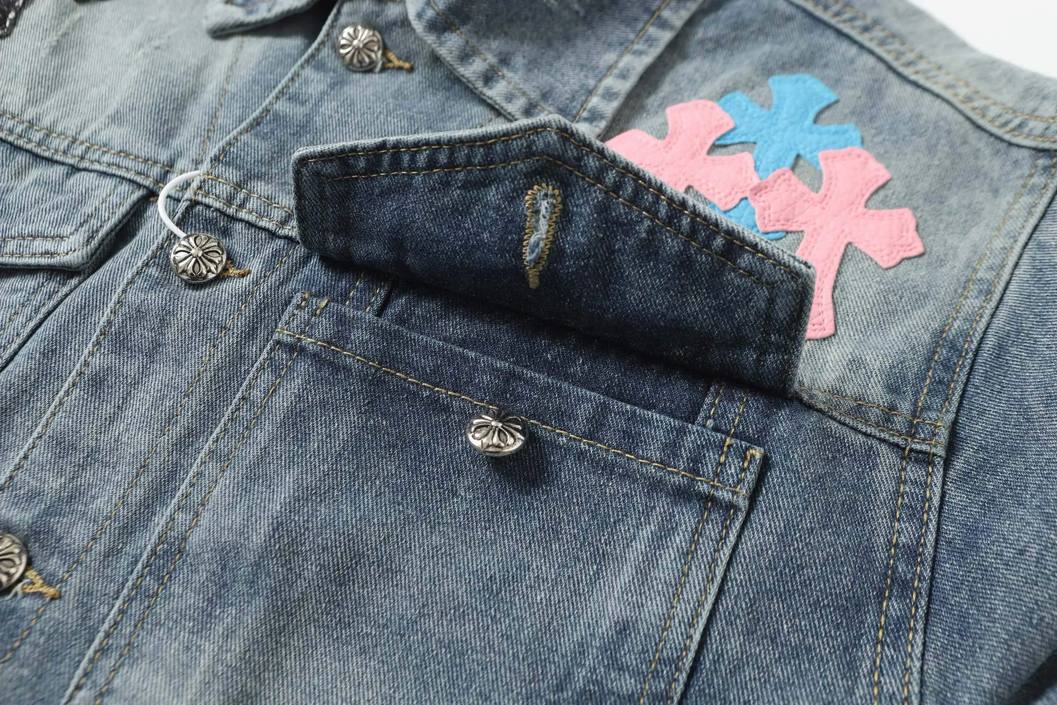 P340 Chrome Hearts Chrome Hearts cross-stitched leather embroidered shirt denim jacket Color: Picture color Code number: M-3XL